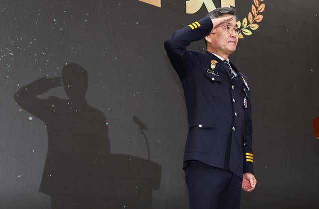 박성주 신임 경찰청 국가수사본부장이 지난달 30일 서울 서대문구 경찰청 어울림마당에서 열린 취임식에서 취임사를 마친 뒤 경례를 하고 있다. 뉴스1