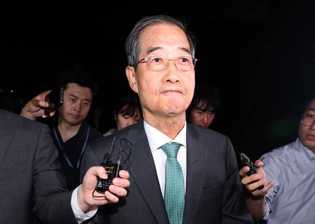 한덕수 전 국무총리가 2일 서울 서초구 서울고검에 마련된 내란 특별검사 사무실에서 조사를 받은 후 귀가하고 있다. 뉴스1