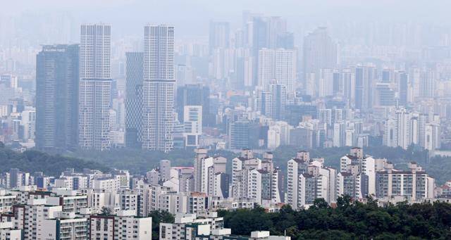 5일 서울 남산에서 바라본 도심 고층 빌딩과 아파트 단지. 뉴스1