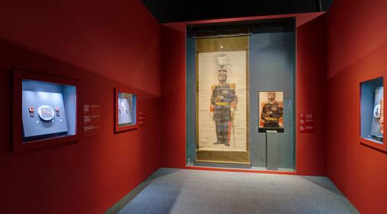 가슴에 훈공1등 팔괘대수정장, 고종황제 즉위 40주년 기념장 등을 단 대한제국 관료 이용익의 초상화가 전시된 공간.