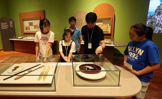 효자손을 비롯한 대량 생산되던 관광 기념품 섹션.