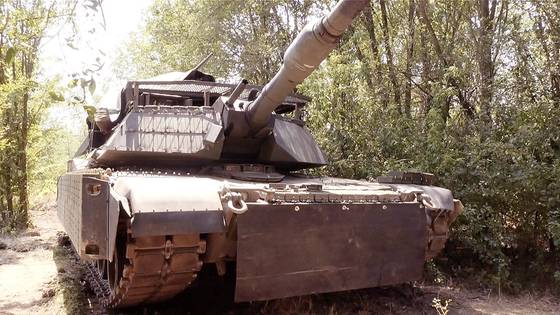 전차 포탑 상부에 보호 장치를 단 우크라이나군 M1 에이브럼스 전차. mil.in.ua