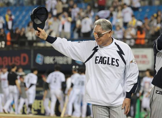 연장전 승리 후 인사하는 김경문 감독 (서울=연합뉴스) 김인철 기자 = 28일 서울 송파구 잠실야구장에서 열린 2025 프로야구 KBO리그 한화 이글스와 LG 트윈스의 경기. 연장전 11회 접전 끝에 6-5 승리를 거둔 한화의 김경문 감독이 인사하고 있다. 2025.5.28 yatoya@yna.co.kr (끝) 〈저작권자(c) 연합뉴스, 무단 전재-재배포, AI 학습 및 활용 금지〉