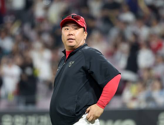 승리한 이범호 감독 (광주=연합뉴스) 조남수 기자 = 27일 광주기아챔피언스필드에서 열린 프로야구 키움 히어로즈와 KIA 타이거즈의 경기. KIA 이범호 감독이 7-5 승리를 거두고 선수들과 하이파이브를 나누기 위해 그라운드로 나서고 있다. 2025.5.27 iso64@yna.co.kr (끝) 〈저작권자(c) 연합뉴스, 무단 전재-재배포, AI 학습 및 활용 금지〉