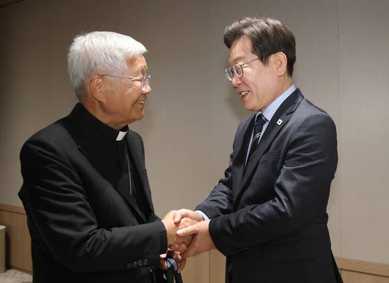 이재명 대통령이 7일 서울 용산 대통령실 청사에서 유흥식 추기경을 접견하고 있다. 뉴시스