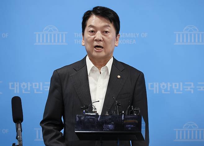 안철수 국민의힘 혁신위원장이 7일 오전 국회 소통관에서 기자회견을 마친 뒤 기자들 질문에 답하고 있다. 임현동 기자