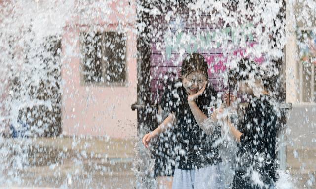 ▲ 전국에 폭염특보가 발효된 6일 춘천 육림수영장에서 어린이들이 시원한 물보라를 맞으며 더위를 식히고 있다. 방도겸 기자