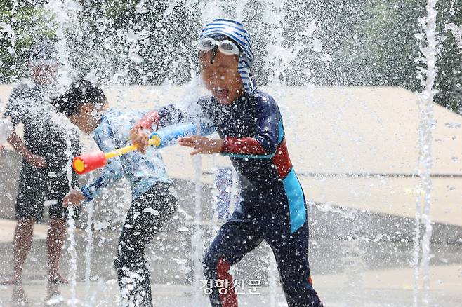 전국이 30도를 웃돌며 초여름 더위를 보인 지난달 8일 서울 여의도 물빛광장을 찾은 어린이들이 물놀이 하고 있다. 정효진 기자