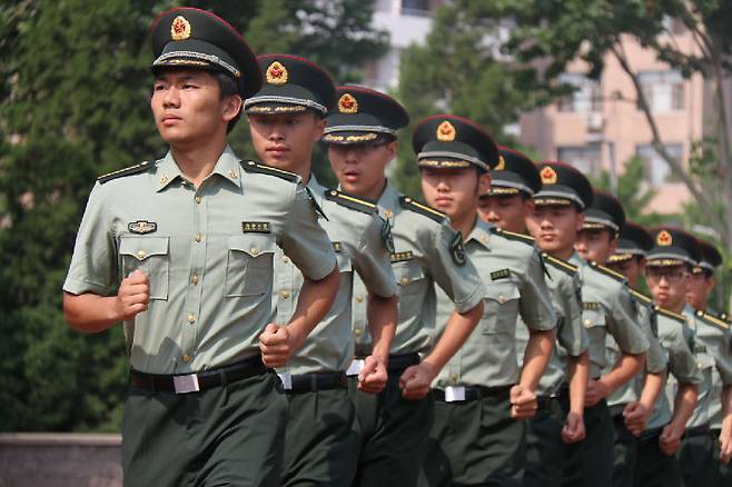 중국 칭화대 학생들의 2024년 9월 의무 군사훈련 영상 캡처 화면. 이 기사와는 직접적으로 관계 없음. 칭화대 공개.