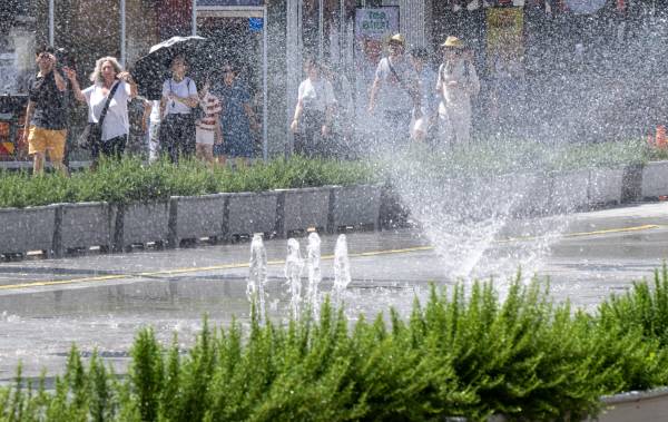 장마가 소강상태에 접어들면서 다시 무더위가 찾아온 가운데 해운대구 구남로 광장 일원에 더위를 식히기 위해 바닥분수가 가동되고 있다. 이원준 기자windstorm@kookje.co.kr