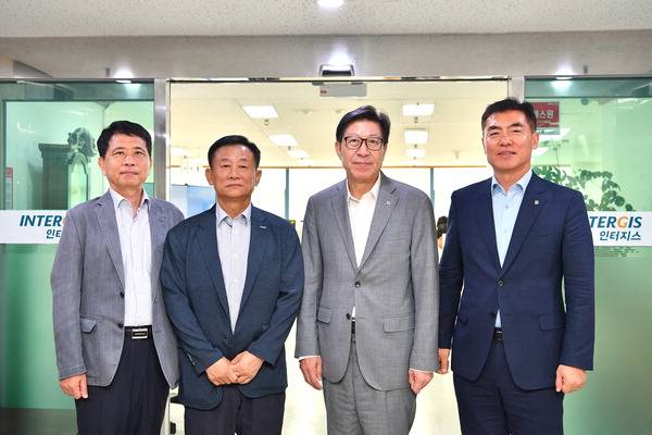 7일 오후 박형준(왼쪽 세 번째) 부산시장이 부산 중구 인터지스 본사를 찾아 박동호(왼쪽 두 번째) 인터지스 대표에게 본사 인력 수도권 이전에 대해 유감을 표명하고 이전 인원 축소 등에 대해 협의했다. 부산시 제공