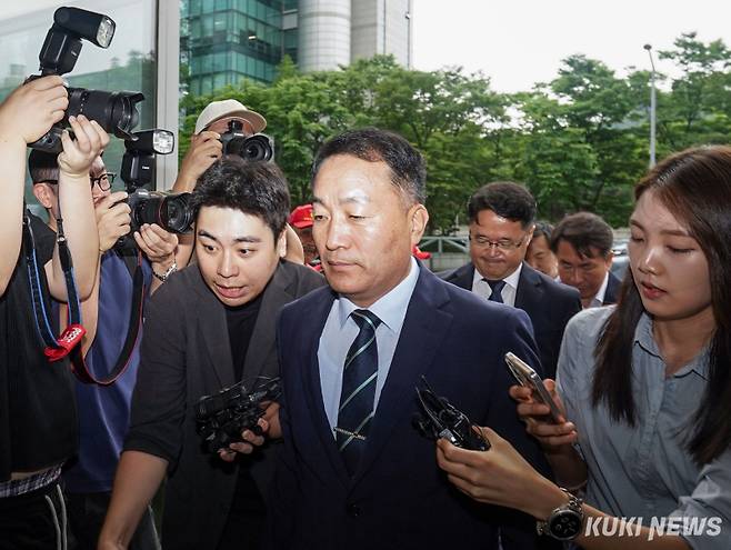 김계환 전 해병대사령관이 7일 서울 서초구 한샘빌딩에 위치한 이명현 순직해병 특검팀 사무실로 출석하고 있다.