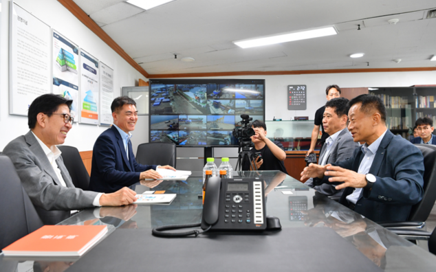 박형준 부산시장이 7일 부산 중구 중앙동에 위치한 인터지스 본사를 방문해 박동호 대표와 만나 기업 운영 애로사항을 청취하고 있다. 부산시 제공