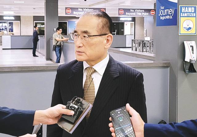 위성락 국가안보실장이 6일(현지시간) 미국 워싱턴DC 인근 덜레스 국제공항에서 특파원들과 만나 상호관세 문제 등 현안과 관련한 대미 협의 계획을 설명하고 있다. 연합뉴스