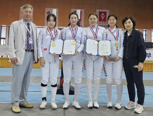 제63회 전국남녀종별펜싱선수권대회 여자 일반부 에페에서 창단 1년 7개월 만에 첫 우승을 차지한 화성시청 여자 에페 선수단. 왼쪽이 양달식 감독, 오른쪽이 이명희 코치. 화성시청 제공