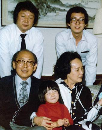 3대째 한국제지연합회장을 맡은 최현수 깨끗한나라 대표 가족 사진. 깨끗한나라 고(故) 최화식 창업주(앞줄 맨 왼쪽), 최병민 회장(뒷줄 오른쪽), 최 대표(앞줄 가운데).
깨끗한나라