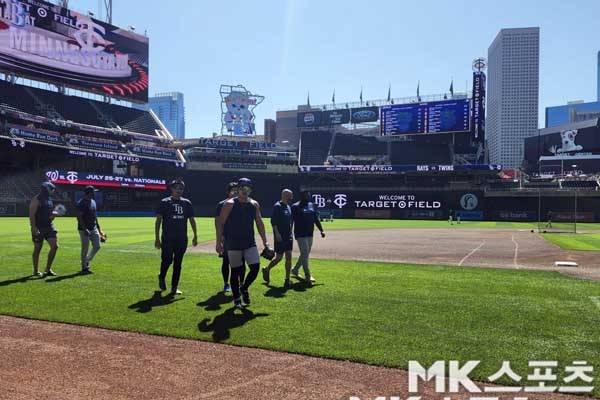 김하성이 훈련을 마친 뒤 필드를 빠져나오고 있다. 사진(美 미니애폴리스)= 김재호 특파원