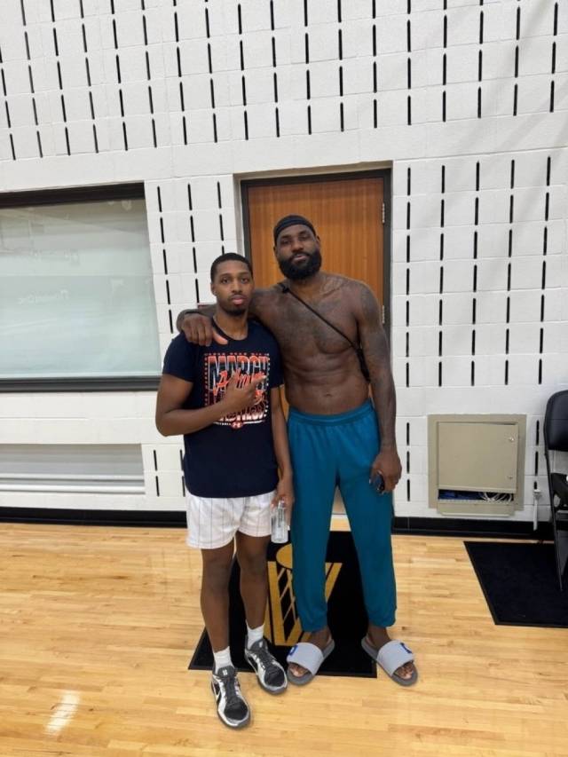 제임스가 최근 클리블랜드를 방문했다는 소식이 전해졌다. 그는 클리블랜드의 훈련 시설에서 서머리그 초청 선수 덴버 존스와 함께 사진 촬영을 했다. 사진=X