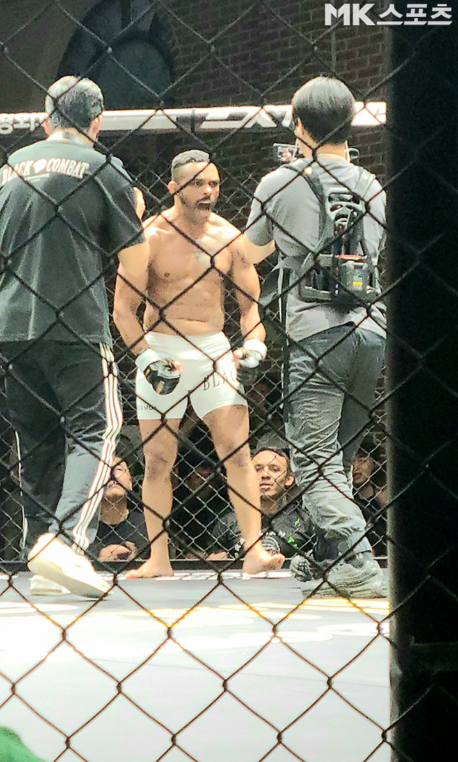 ‘머큐리’ 플라비우 산투스가 2025년 7월 경기도 오산시 블랙컴뱃 챔피언스리그 시즌2 13주차 계약 체중 72㎏ 5분×3라운드 메인이벤트 승리 기념 촬영을 하고 있다. 사진(경기도 오산)=강대호 기자