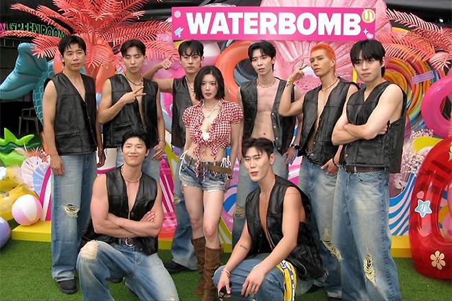 가수 권은비가 '워터밤' 무대에서 선보인 파격적인 의상과 안무를 두고 누리꾼 사이에 갑론을박이 일고 있다. /사진=권은비 인스타그램