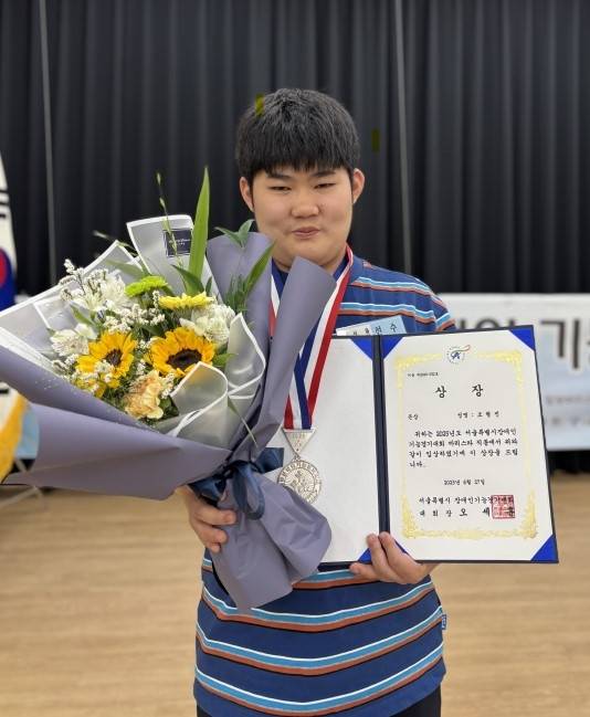 ‘2025 서울특별시 장애인 기능경기대회’ 바리스타 부문 은상을 수상한 서울 영등포구의 조형진 학생. 영등포구청 제공