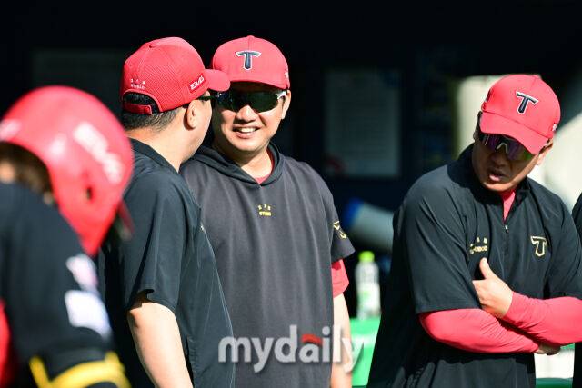 손승락 코치가 머쓱한 표정으로 이범호 감독과 이야기를 나누고 있다.