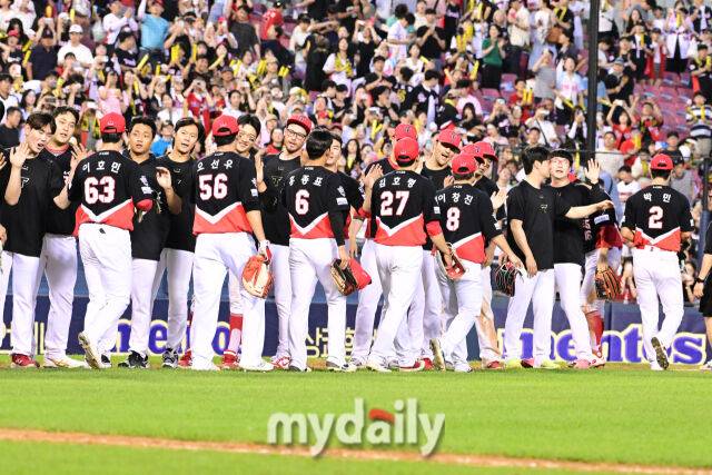 기아가 LG를 상대로 12-2로 승리한 뒤 하이파이브를 하고 있다.
