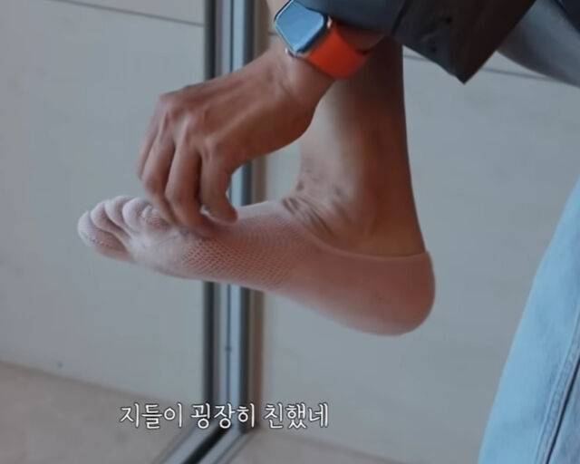 이미숙이 당황하며 발가락을 제자리에 돌려놓고 있다. / 유튜브 '숙스러운 미숙씨' 캡처