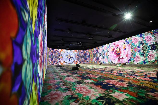 주영한국문화원이 몰입형 미디어 전시 《염화미소: 인공지능과 문화유산을 17일 개막한다. 사진은 정조의 화성행차를 구현한 '왕의 행차, 백성과 함께 하다'. (사진=주영한국문화원 제공) *재판매 및 DB 금지