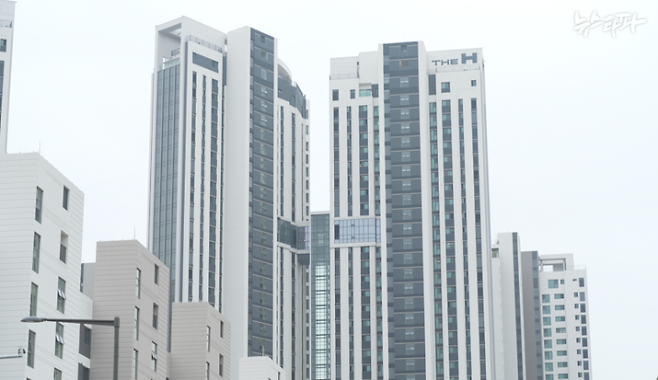 구윤철 기획재정부 장관 후보가 보유 중인 서울 강남구 개포동 '디에이치퍼스티어아이파크.' 구 후보는 2013년 재건축 전 '개포주공1단지' 아파트를 8억 9,000여만 원에 경매로 낙찰받았다. 이후 2020년 "재건축 중이라 매도할 수 없다"는 거짓말로 아파트를 팔지 않았고, 재건축 완료 이후인 현재까지 보유할 수 있게 됐다. 현재 구 후보 보유 44평 디에이치퍼스티어아이파크의 시세는 50억 원 안팎이다.