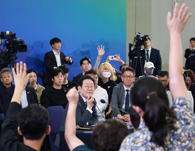 이재명 대통령이 4일 대전컨벤션센터에서 타운홀 미팅 형식으로 진행한 '국민소통 행보 2탄, 충청의 마음을 듣다' 간담회에서 시민들의 질문을 받고 있다. 연합뉴스