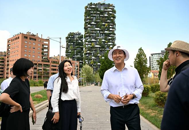 오세훈 서울시장이 밀라노 '포르타 누오바' 지구를 살피고 있다. 뒤에 보이는 아파트는 수직정원으로 외관 전체가 다양한 나무와 관목으로 덮여 있어, 마치 숲을 연상시키는 독특한 디자인으로 유명하다. 서울시 제공
