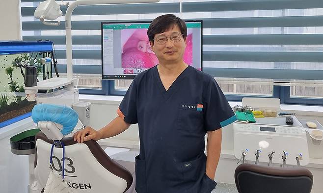 정종호 원장이 지난달 24일 서울 강동구 둔촌동의 아름다운치과에서 세계일보 인터뷰를 마치고 사진 촬영을 하고 있다.