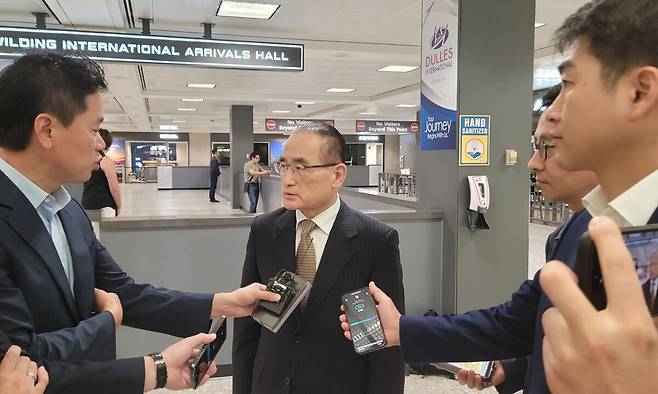 위성락 대통령실 국가안보실장(오른쪽)이 6일(현지시간) 미국 워싱턴 인근 덜레스국제공항에서 특파원들과 만나 관세 협상 계획을 설명하고 있다. 연합뉴스