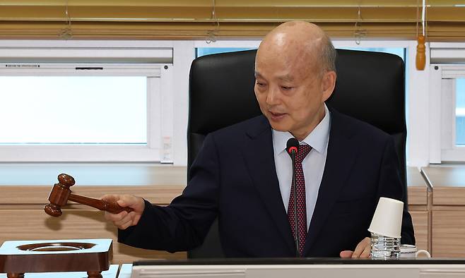 안창호 국가인권위원회 위원장이 3일 서울 중구 인권위에서 열린 제16차 상임위원회에서 의사봉을 두드리고 있다. 뉴스1