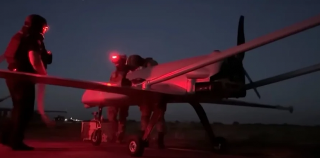 우크라이나가 자체 개발한 장거리 공격용 자폭 드론 AN-196 류티(Liutyi) 발사를 준비 중인 군인. CNN 영상 캡처