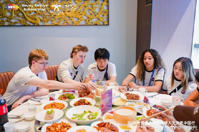 미국 메릴랜드주 몽고메리 카운티 청소년 피클볼 문화 교류 대표단이 중국을 방문해 현지 음식을 먹고 있다. 위챗 캡처