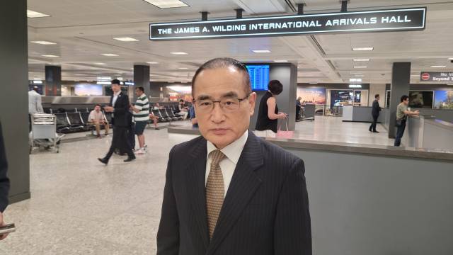 위성락 국가안보실장이 6일(현지시간) 미국 워싱턴DC 인근 덜레스 국제공항에서 특파원들을 만나 기자들의 질문에 답하고 있다. 연합뉴스