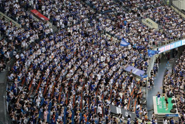 프로야구 역대 최소 경기 700만명 관중 돌파를 앞둔 2일 서울 잠실야구장이 삼성 라이온즈와 두산 베어스의 경기를 찾은 관중들로 가득 차 있다. 연합뉴스