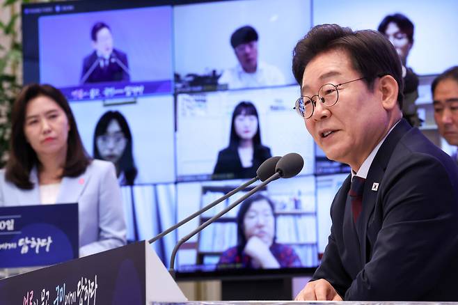 7월3일 청와대 영빈관에서 열린 이재명 대통령 취임 첫 기자회견에 풀뿌리 지역 언론사 기자들이 온라인 화상 방식으로 참여했다. ⓒ연합뉴스