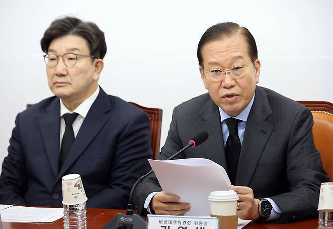 권영세 국민의힘 당시 비상대책위원장(오른쪽)이 2025년 3월27일 국회에서 열린 비상대책위원회의에서 발언하고 있다. 사진 왼쪽은 권성동 당시 원내대표. ⓒ연합뉴스