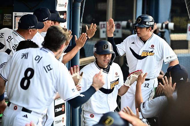 두산 김재환(오른쪽)이 6일 잠실 KT전에서 8회말 역전 결승 3점홈런을 쳐내며 팀의 8-6 승리를 이끌었다. 이날 은퇴식을 치른 선배 김재호의 마지막을 더욱 밝게 빛낸 한 방이었다. 사진제공|두산 베어스