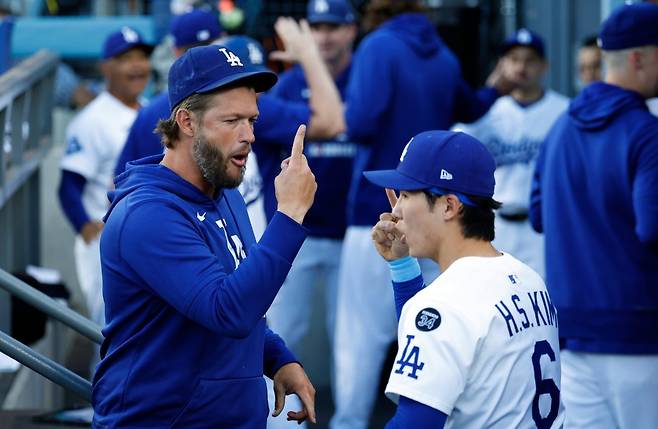 다저스 커쇼(왼쪽)는 ‘레전드 픽’으로 통산 11번째 올스타전에 출전한다.|AP 뉴시스