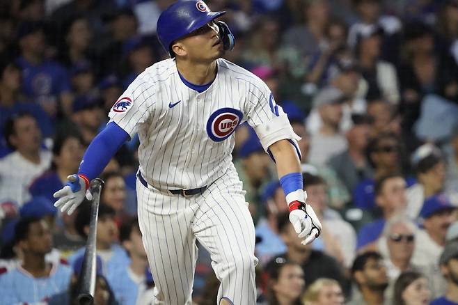 시카고 컵스 스즈키 세이야가 7일 세인트루이스전에서 5회말 솔로 홈런을 날린 뒤 타구를 바라보고 있다. AP연합뉴스