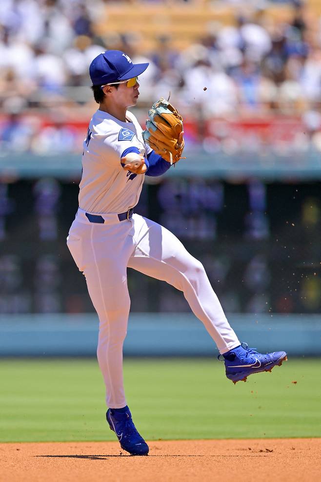 LA 다저스 김혜성이 7일(한국시간) 휴스턴과의 경기 1회초 상대 팀 크리스천 워커의 타구를 1루로 송구하고 있다. Imagn Images