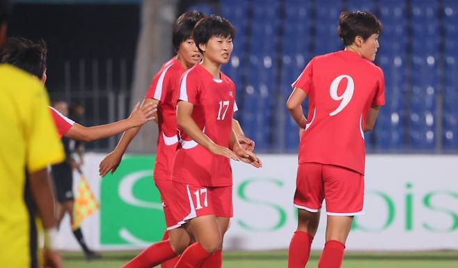 지난 5일 타지키스탄에서 열린 북한과 말레이시아의 2026 아시아축구연맹(AFC) 여자 아시안컵 예선 H조 최종전에서 북한 선수들이 득점에 성공한 뒤 기뻐하고 있다. /사진=AFC 제공