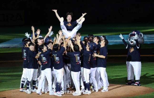 두산 베어스 선수들이 6일 서울 잠실구장에서 열린 김재호 은퇴식에서 김재호를 헹가래치고 있다. /사진=강영조 선임기자