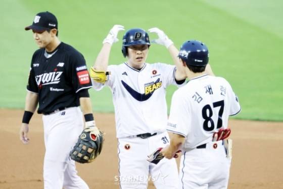 두산 2번타자 정수빈이 6일 잠실구장에서 2025KBO리그 두산베어스와 KT위즈 경기 5회말 2사 3루에서 1타점 안타로 출루하고 있다. /사진=강영조 선임기자