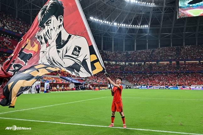 지난 6월 열린 북중미 월드컵 아시아지역 3차예선 바레인전을 마치고 왕위동이 팬들이 전달해준 깃발을 흔들고 있다. /AFPBBNews=뉴스1