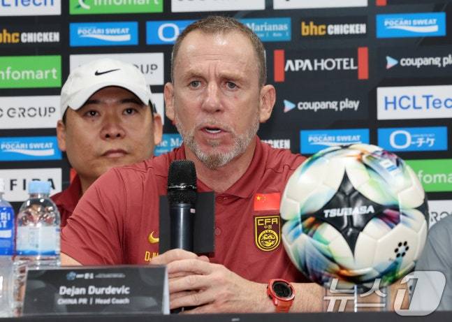 6일 열린 기자회견장에서 답변하고 있는 주르제비치 중국 감독. /사진=뉴스1